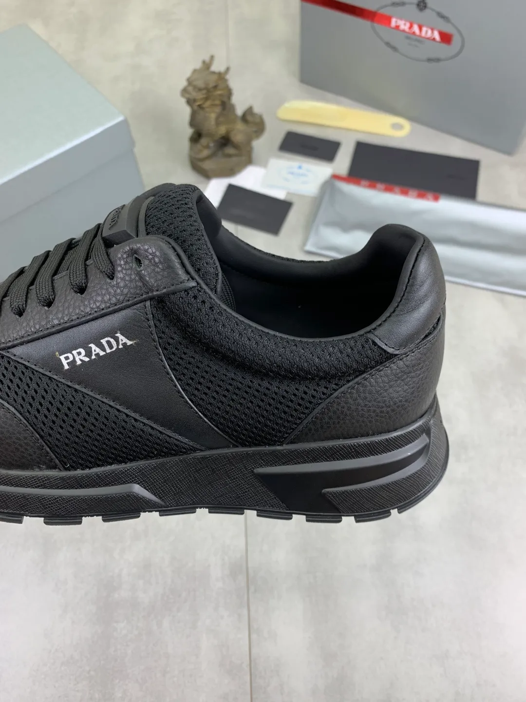 Men's Men's Shoes 💰P560 💰【New Style】 The latest model of high-quality PRADA classic men's shoes has been launched on the official website at a 1:1 replica, synchronized in Hong Kong and on the same catwalk; all made of calfskin➕imported cowhide lining, 🍡🍡original rubber outsole, non-slip and wear-resistant; comfortable on the feet, attractive style, fine workmanship, and simple and neat shoe lasts, highlighting a man's courage and toughness, 👍size 38 to 44 (45 can be customized) black White color🉑️choose